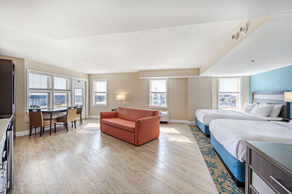 Commander Hotel & Suites - photo 22