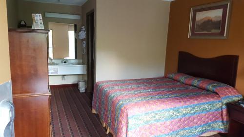 Scottish Inn Knoxville - photo 27