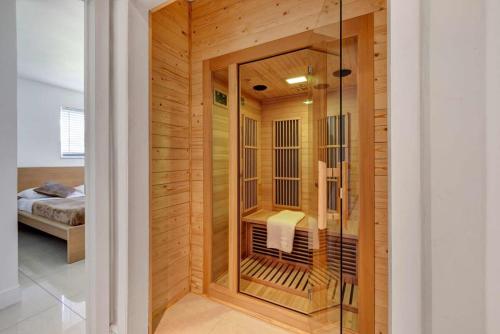 Luxury 7BR Villa Vizcaya Pool Sauna Gym Golf — 4-Star Luxury Hotel in Miami, United States