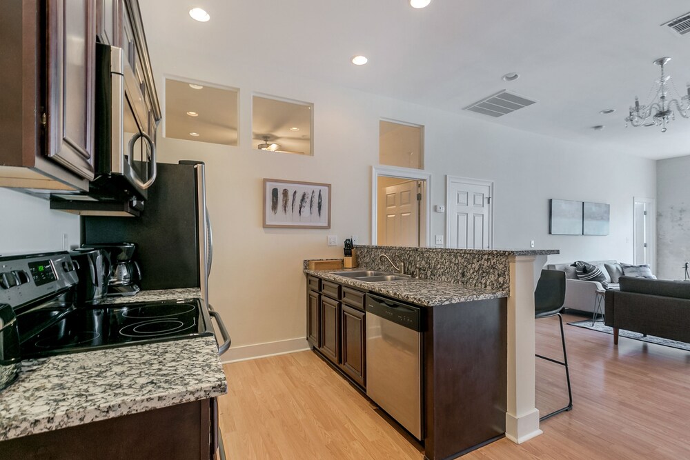 Hip 2BR in Arts Warehouse District - photo 19