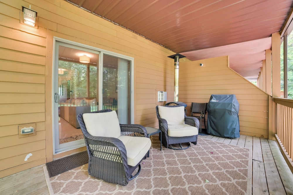 Modern Bellaire Condo: Pool Access Near Skiing — 4-Star Luxury Hotel in Bellaire, United States