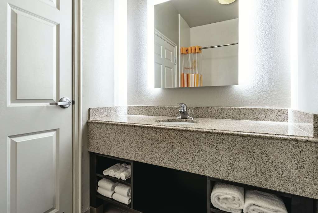 La Quinta Inn & Suites by Wyndham Phoenix I 10 West - photo 22