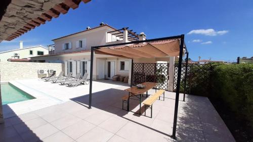 Spacious house in Aldeia dos Pinheiros with pool — 4-Star Luxury Hotel in Azeitao, Portugal