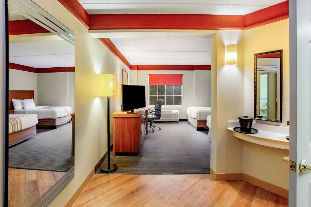 La Quinta Inn & Suites by Wyndham Raleigh Durham Southpoint - photo 19