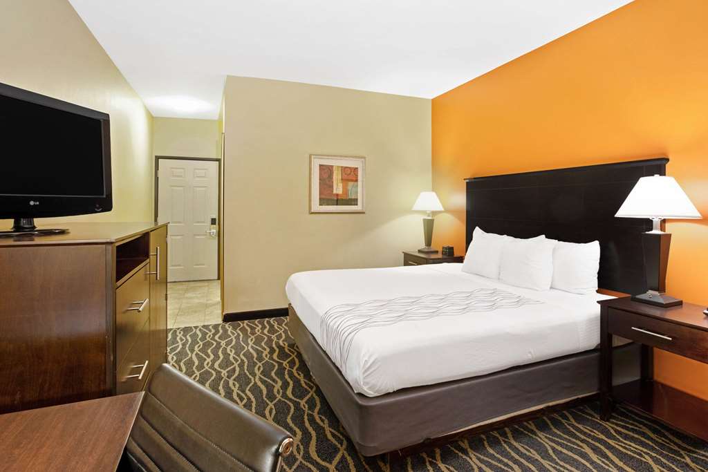 La Quinta Inn & Suites by Wyndham Tulsa Airpt Expo Square - photo 33