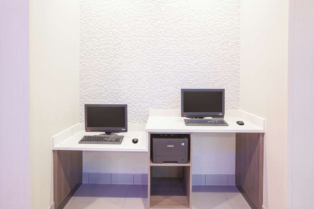 La Quinta Inn & Suites by Wyndham San Marcos Outlet Mall - photo 33