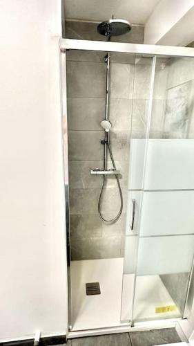 07 1 Cozy & Elegant TV Sat&Vod in Villeurbanne, France