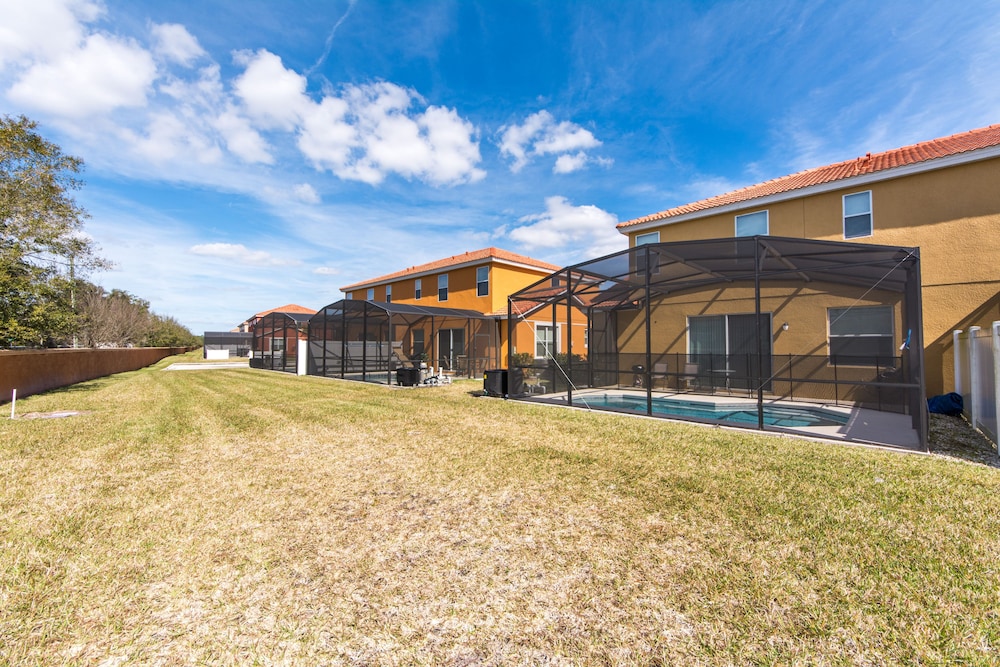 Bella Vida Resort by Home 2U - photo 203