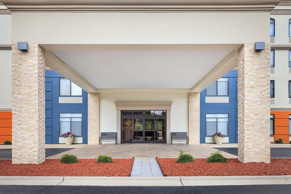 Holiday Inn Express Fayetteville Fort Bragg by IHG - photo 40