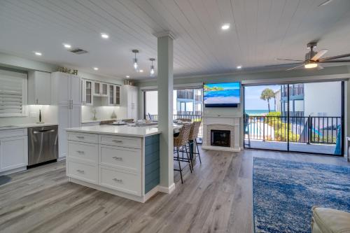 Beach front view and only steps to the white sandy beach — Holmes Beach — photo 4