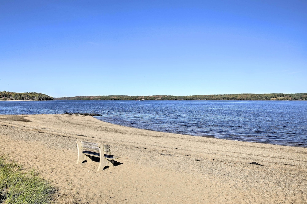 Sunny Stockton Springs Home Less Than 1 Mi to Beach — 4-Star Luxury Hotel in Stockton Springs, United States