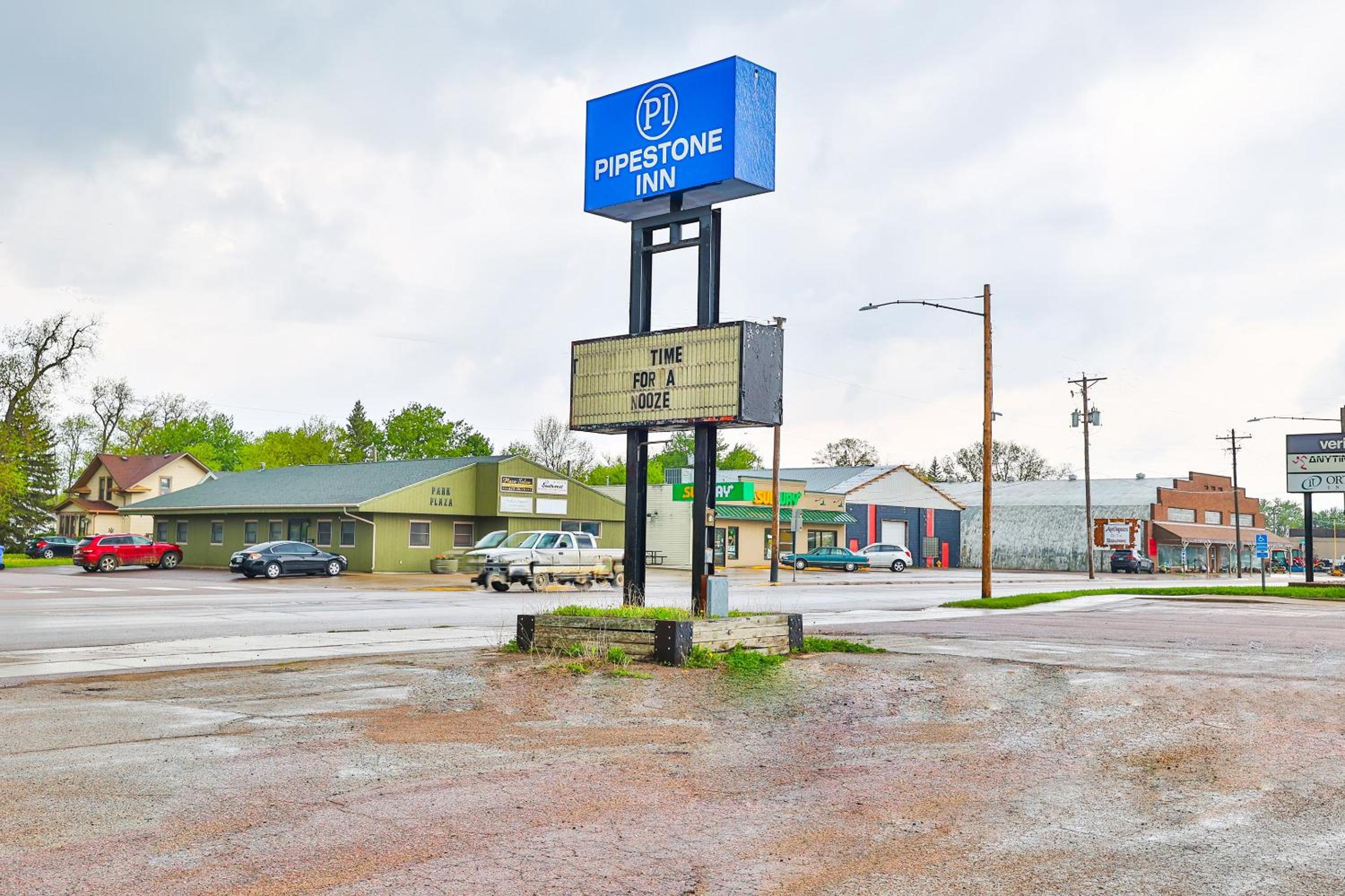 OYO Hotel Pipestone MN Canterbury Park pet-friendly hotel Pipestone
