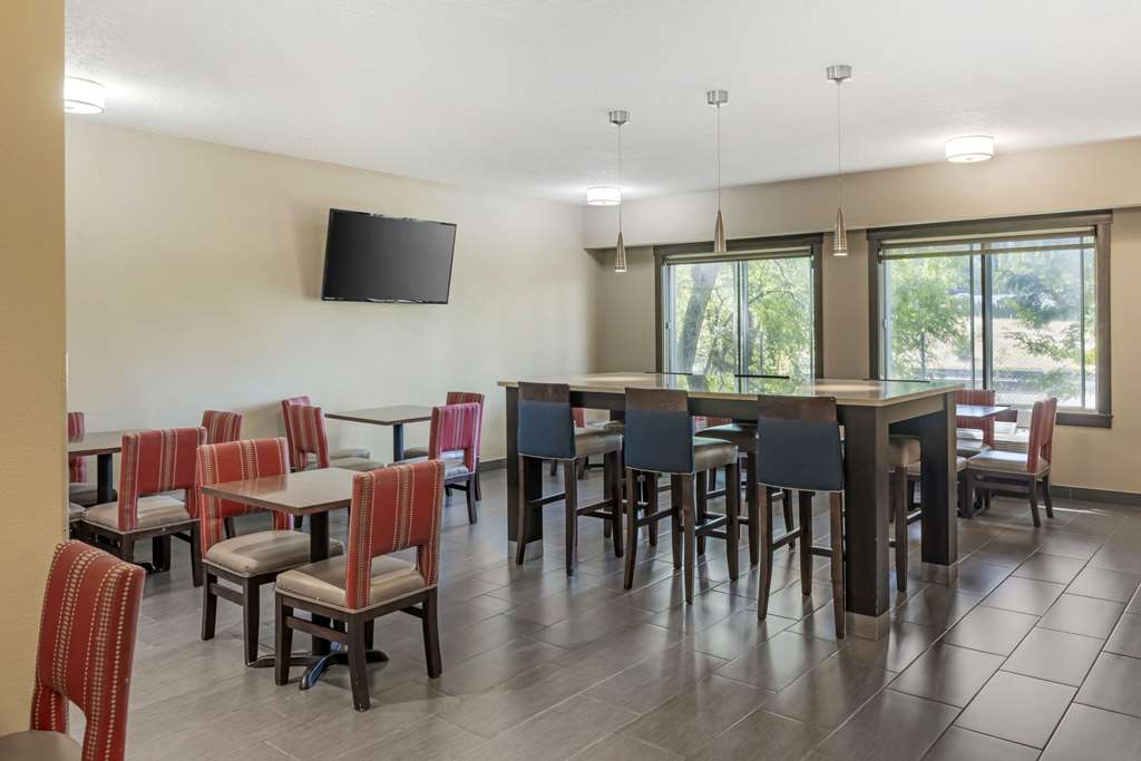 Comfort Suites Near Vancouver Mall - photo 40