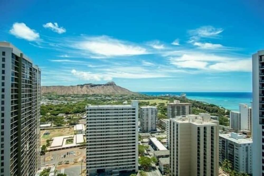 Sleek & Modern 32nd Floor Condo at the Waikiki Banyan Free parking by Koko Resort Vacation Rentals - photo 35