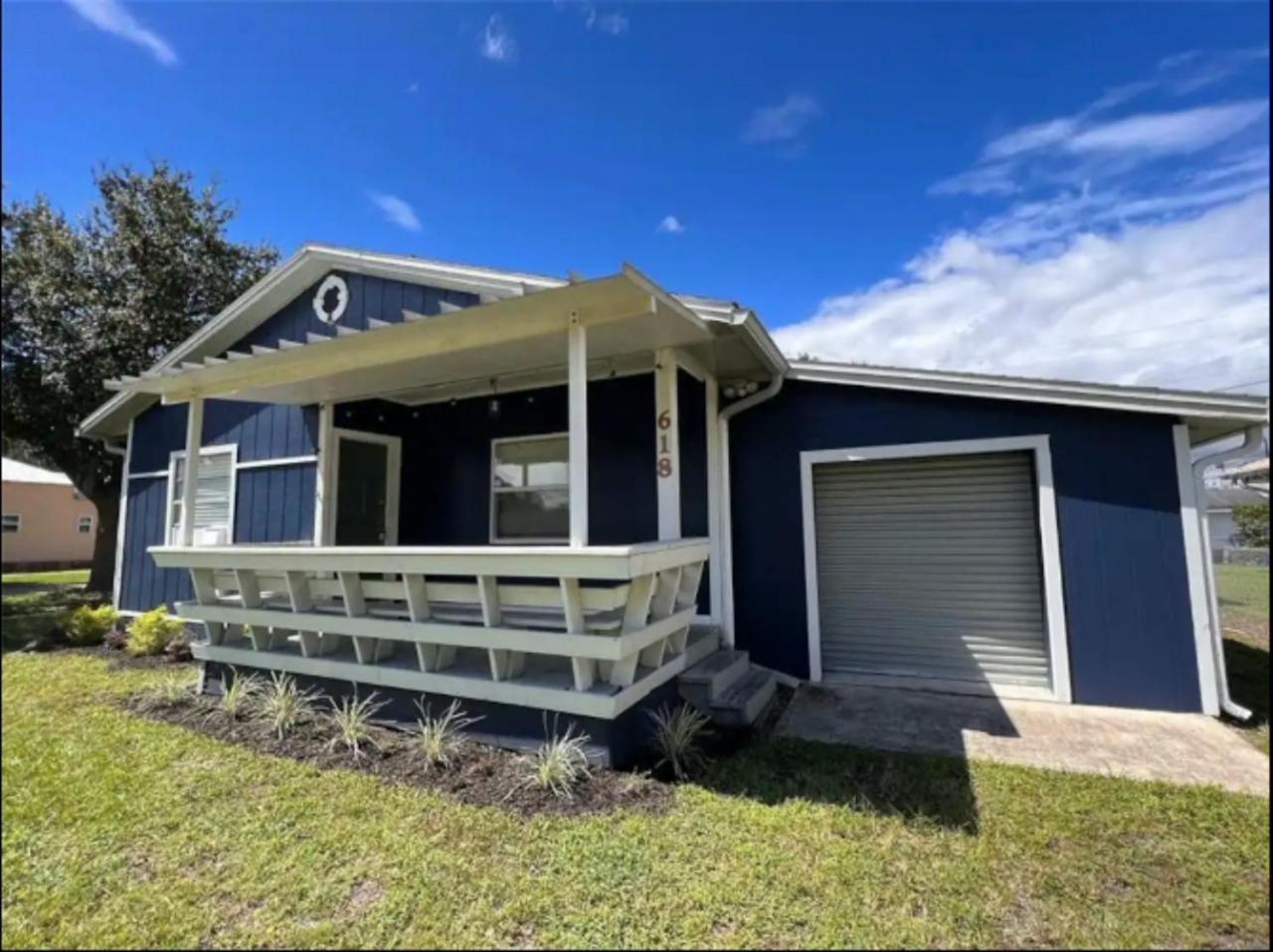 3 Bed Bungalow walk to Historic Downtown Sanford — 4-Star Luxury Hotel in Sanford, United States