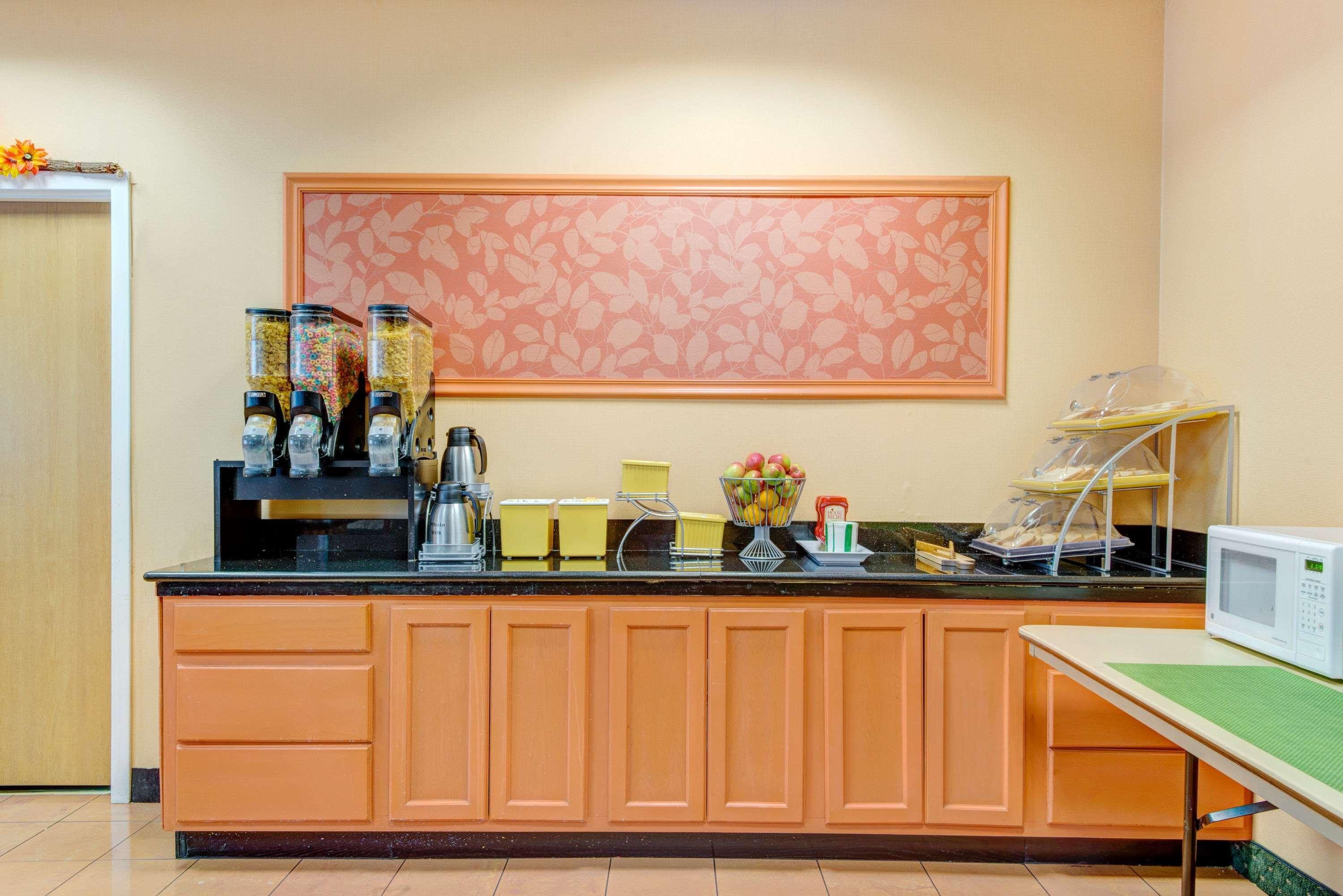 Methuen Inn and Conference Center - photo 15