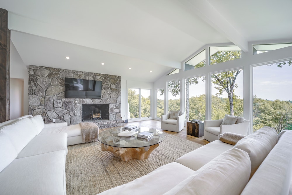 Luxurious Mountain Retreat with Long Range Views in Salem, United States