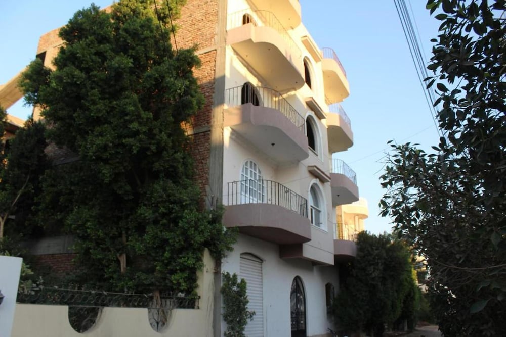 Hadi Guest House