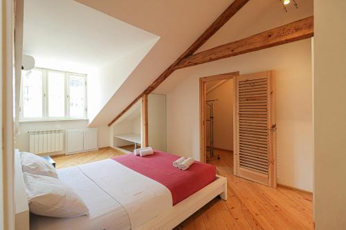 Bright 3BR Apartment in Old Tbilisi by Wehost