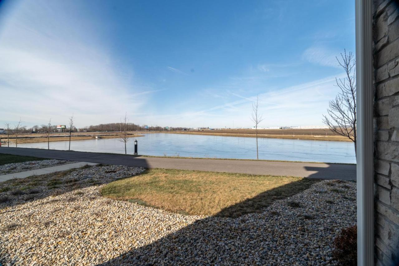 Sunrise Glow Spacious 2BR 2BA 2 King Beds Gym WFH — 4-Star Luxury Hotel in Whitestown, United States