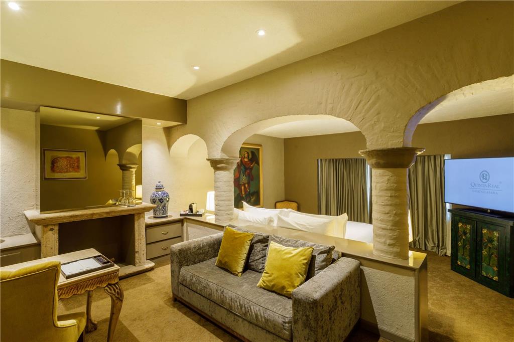 Governor Suite king