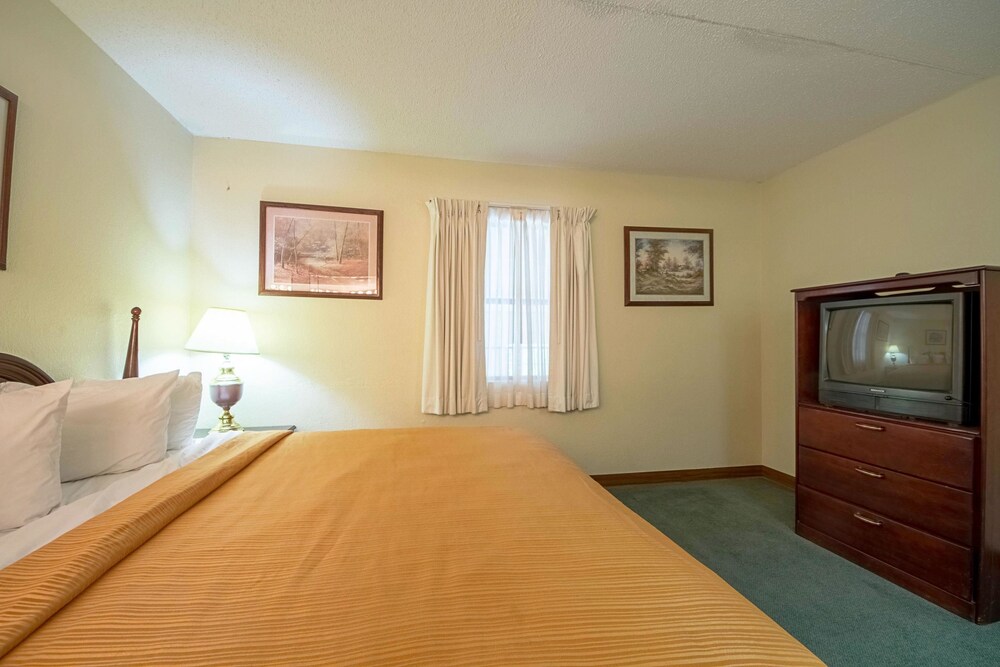 Econo Lodge Inn & Suites Bentonville Rodgers - photo 17