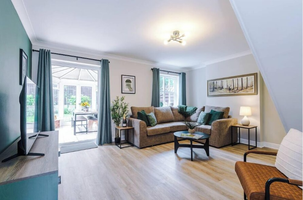 NEW Stunning 3 Bed Home in Chester by 53 Degrees Property Ideal for Groups FREE Parking — 4-Star Luxury Hotel in Chester, United Kingdom