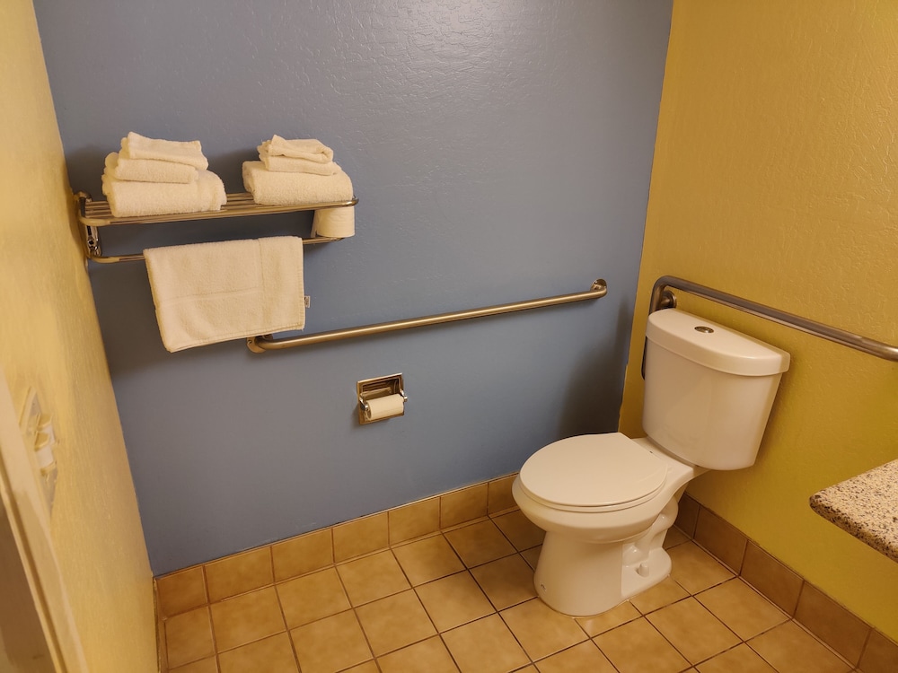 Days Inn by Wyndham Stockton - photo 18