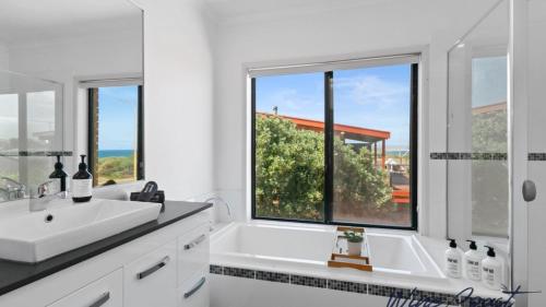 HaltandHide by Wine Coast Holiday Rentals — 4-Star Luxury Hotel in Seaford, Australia