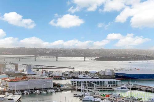 Prime Location Modern 1BR Beside Skytower VS Pool — 4-Star Luxury Hotel in Auckland, New Zealand