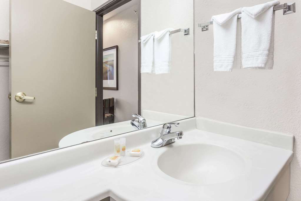 Days Inn by Wyndham near Kansas Speedway - photo 7