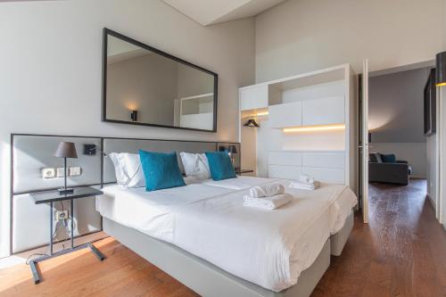 8 building Apartment 403 T2 River & Garden View — 4-Star Luxury Hotel in Lisbon, Portugal