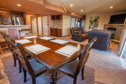 Bear Creek Lodge Spa Fire Table 3min to Trails — 4-Star Luxury Hotel in Colorado Springs, United States