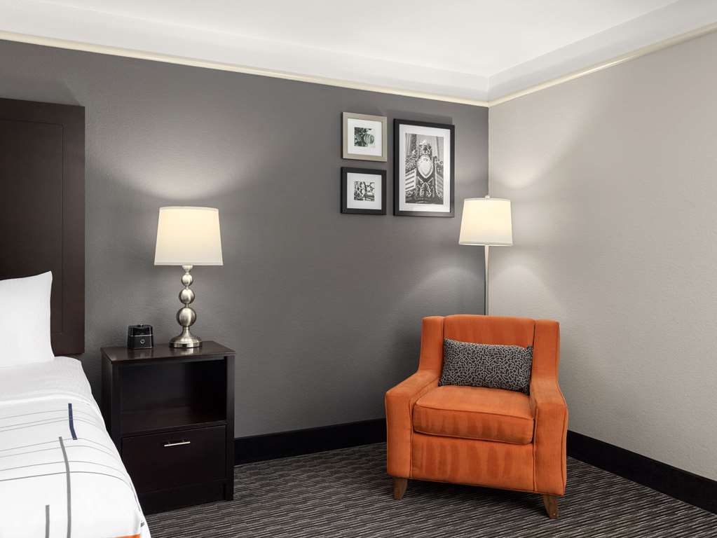 La Quinta Inn & Suites by Wyndham Santa Clarita Valencia - photo 24