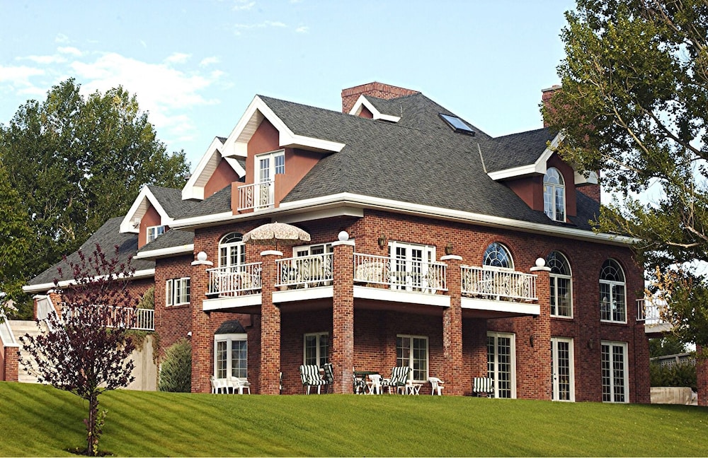 Toad Hall Manor - carbon neutral hotel in Butte