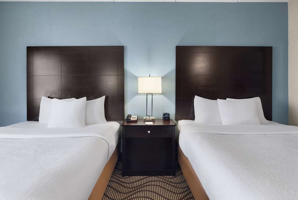 La Quinta Inn & Suites by Wyndham Knoxville Airport - photo 18