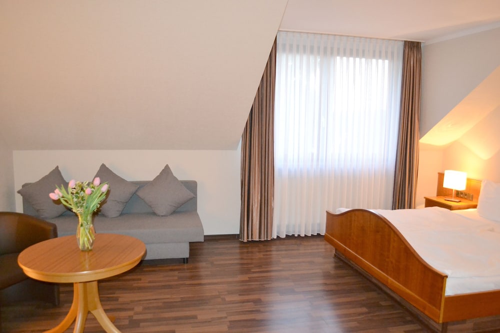 Sali Hotel Zum Dorfbrunnen — Bornheim — photo 4