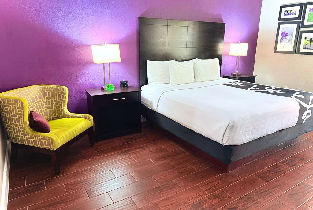 La Quinta Inn & Suites by Wyndham Orlando Universal area - photo 26