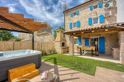 Casa Darel with Whirlpool — 4-Star Luxury Hotel in Vizinada, Croatia