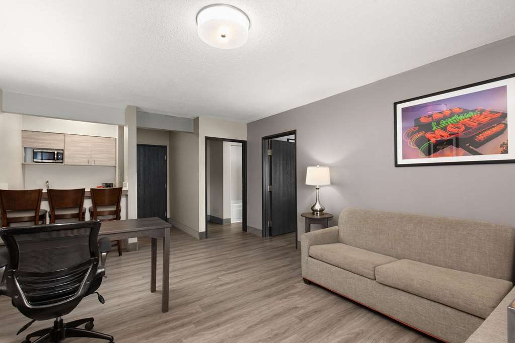 La Quinta Inn & Suites by Wyndham Goodlettsville Nashville - photo 24