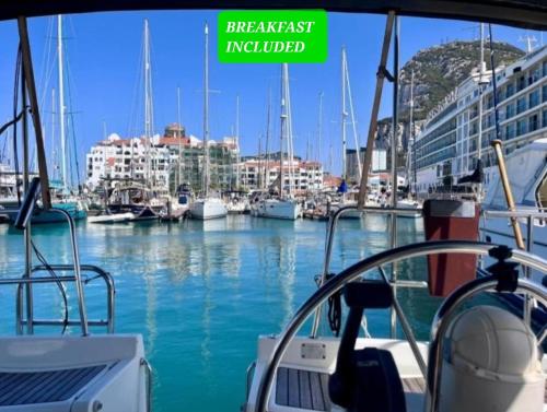 Luxury Yacht Stay White Dove Sleeps 6 — Unknown City
