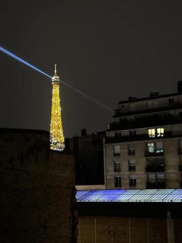 Say Hello To the Eiffel Tower - last minute hotel in Paris