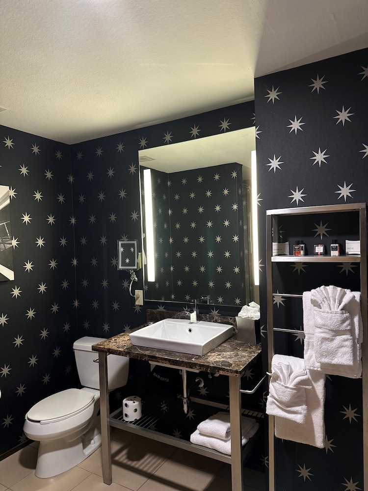 Moonrise Hotel - photo 18