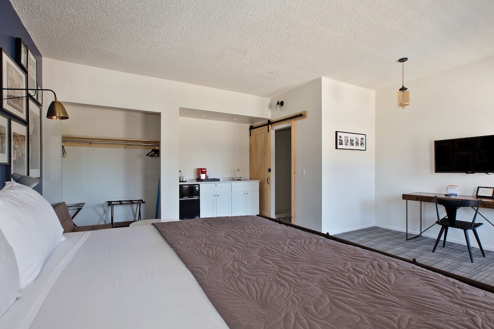 Sideways Inn - photo 22
