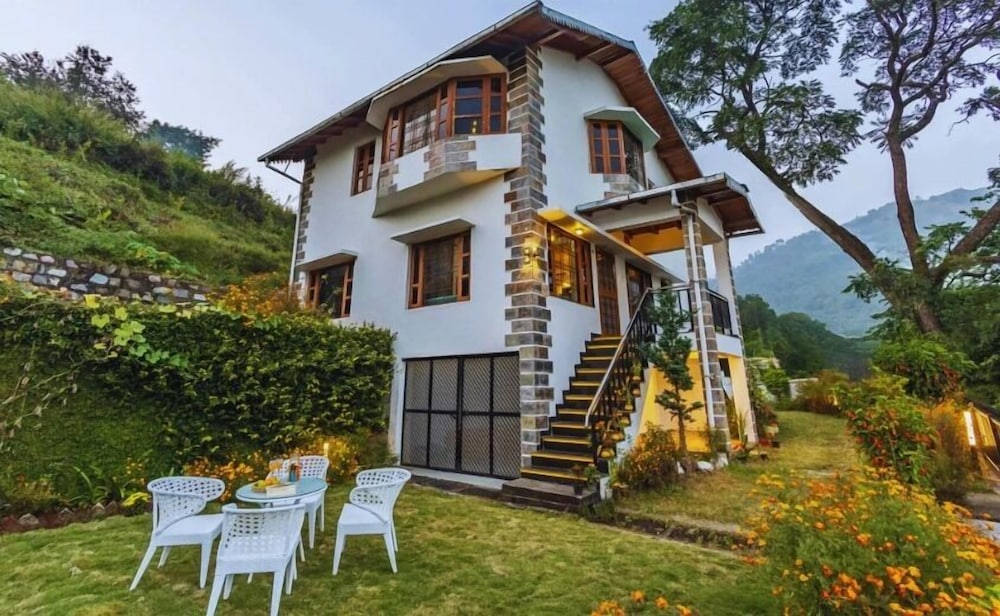 Alaya Stays 2 BHK with Garden & Balcony Villa Harmony — 4-Star Luxury Hotel in Bhowali, India