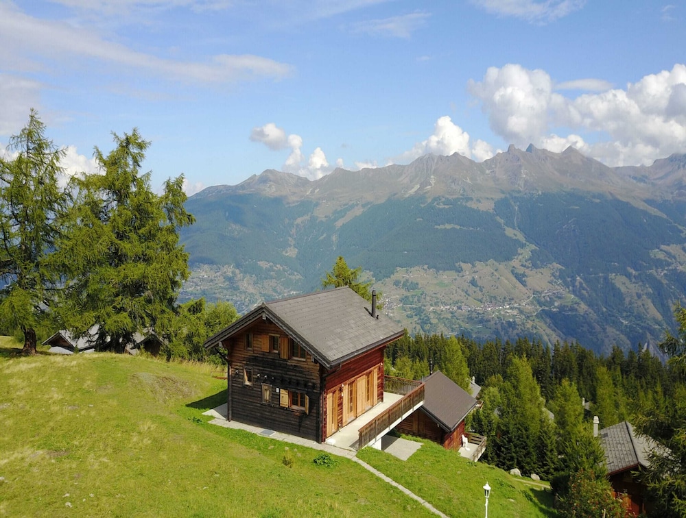 Narnia Ski In & Ski Out Chalet 14 Pers — 4-Star Luxury Hotel in Vex, Switzerland