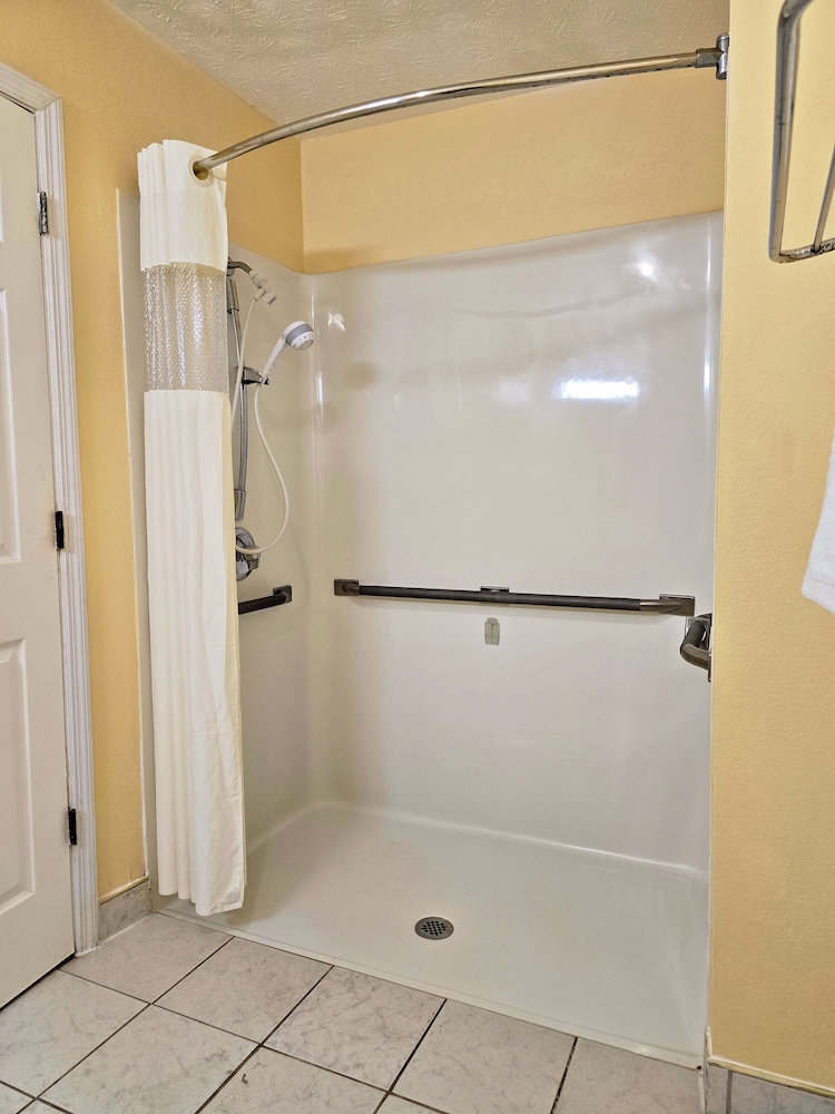 Garden Inn and Suites near Callaway Gardens Pine Mountain - photo 8
