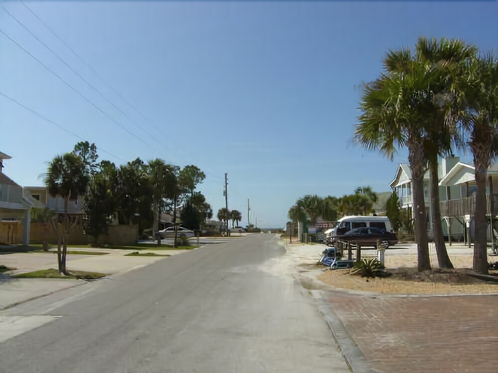 Sand Buckets Unit C Ocean View Beach Townhouse — 4-Star Luxury Hotel in Mexico Beach, United States