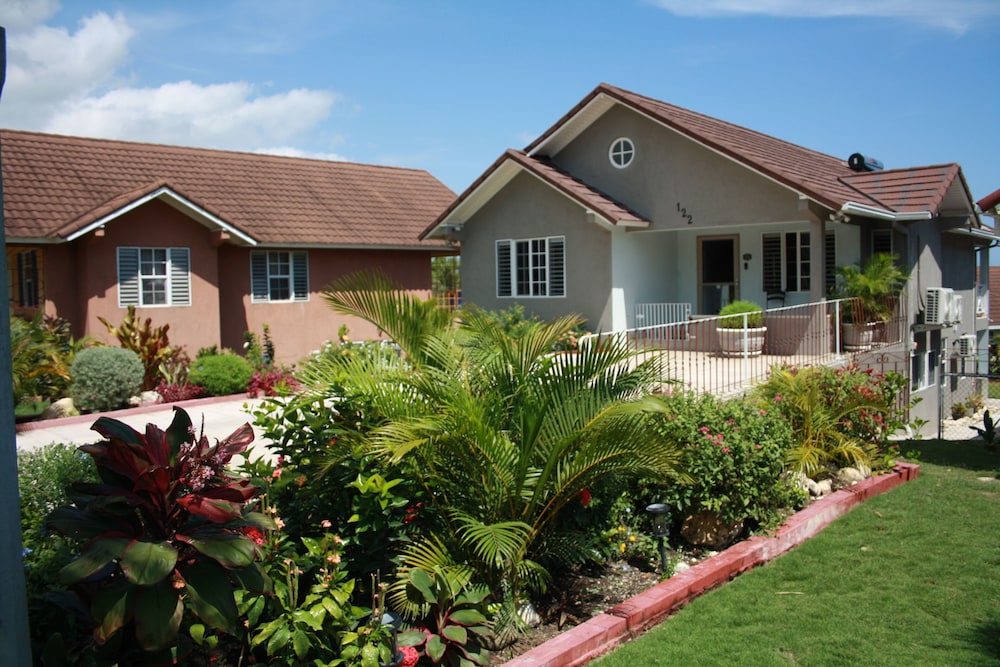 Soleil Hartland 122 — hotel in Saint Ann's Bay