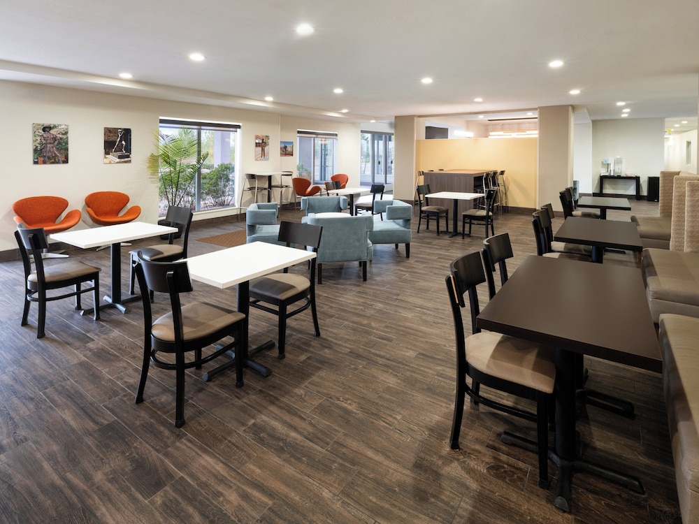 Garner Hotel Clarksville Northeast by IHG - photo 35